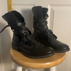 Dina True Black Leather Women's Boots size 11 rarely worn great condition